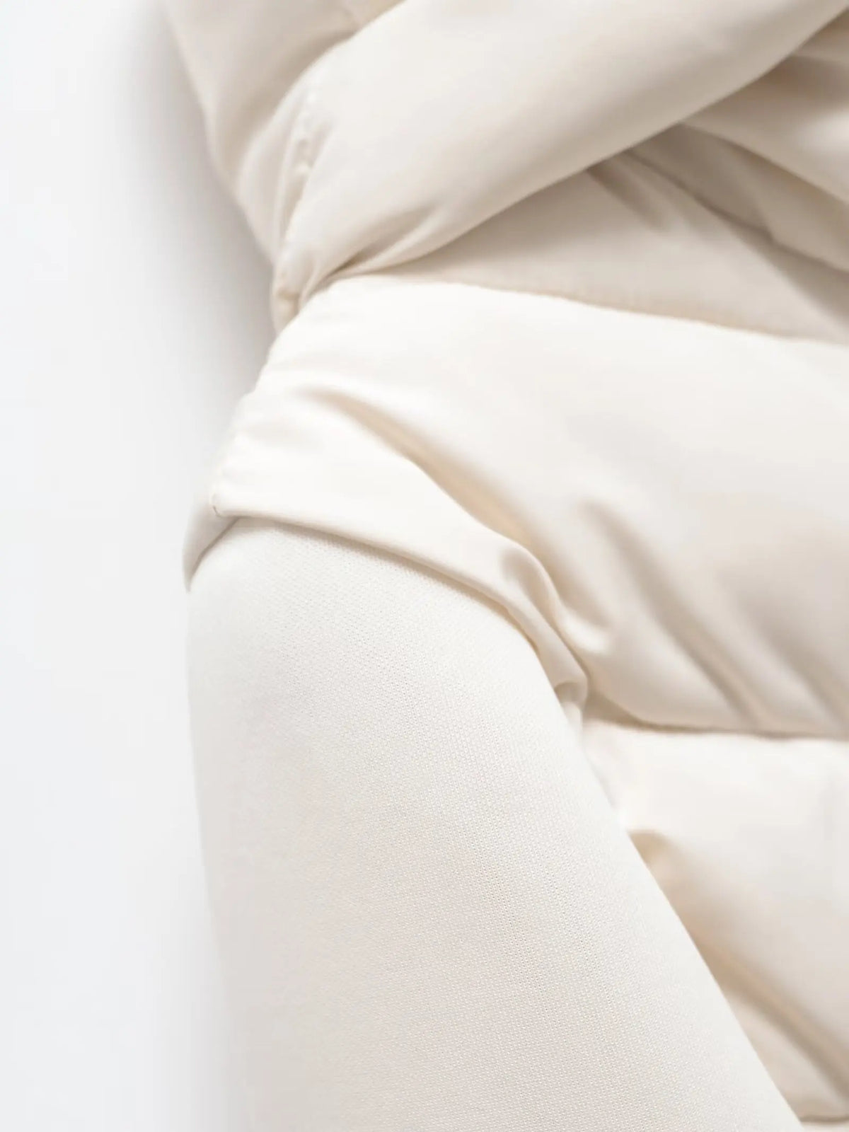 Veste d'hiver pour femme légèrement matelassée avec capuche et poches invisibles