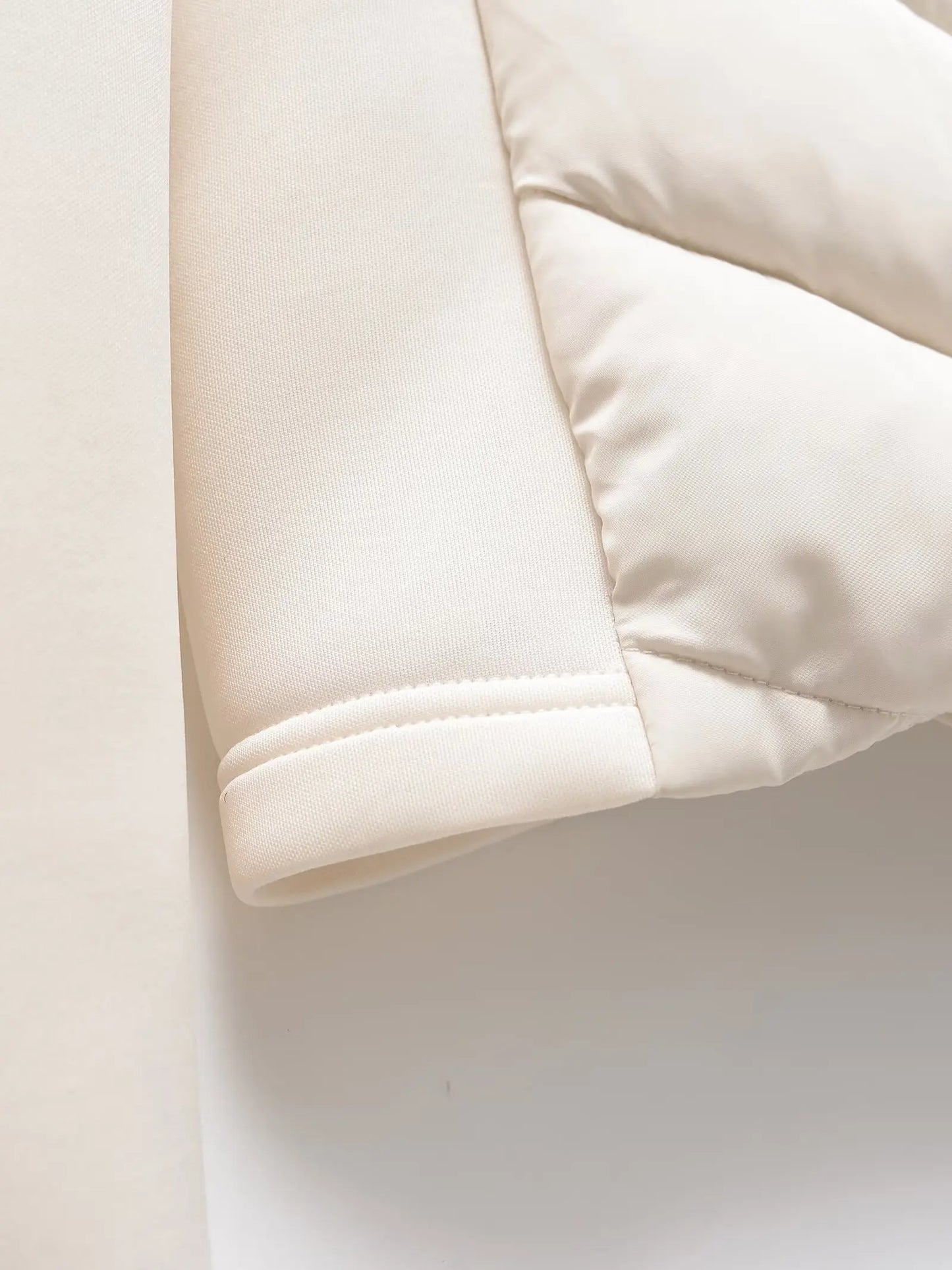 Veste d'hiver pour femme légèrement matelassée avec capuche et poches invisibles